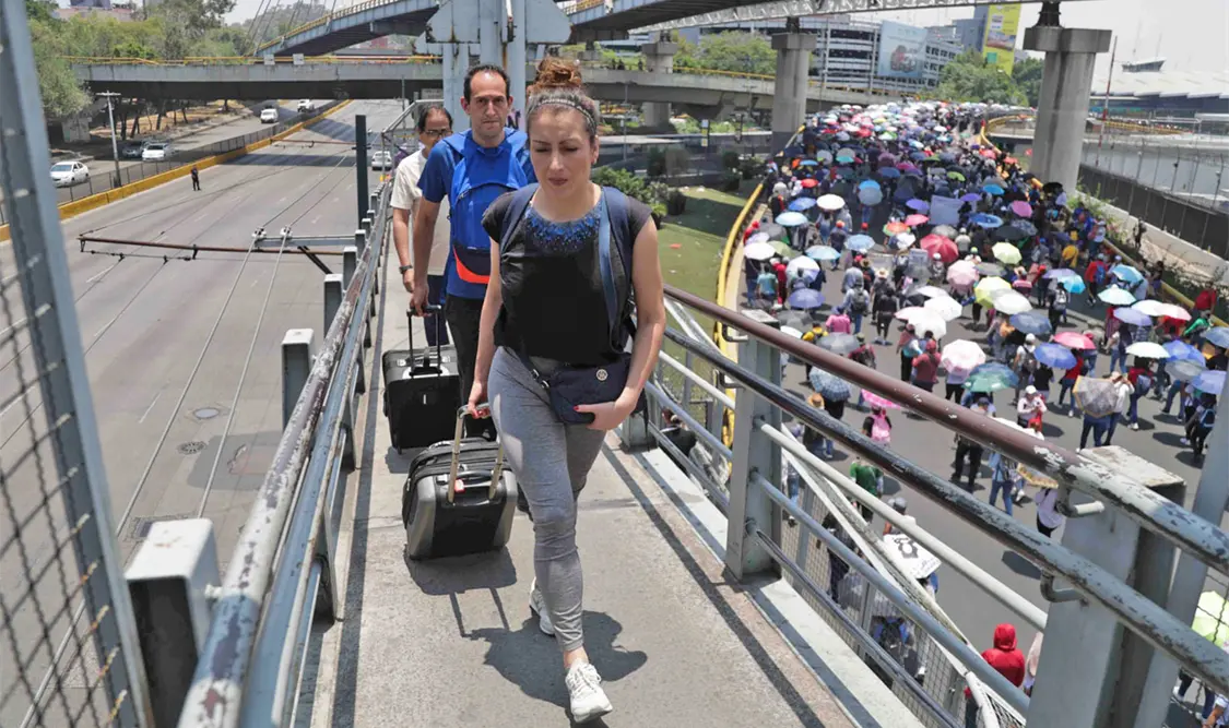 Los docentes extendieron su protesta en el Aeropuerto Internacional de la Ciudad de México. Cortesía