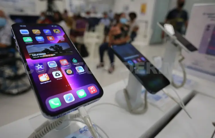 Adquirir un celular gasta casi la mitad del salario mensual