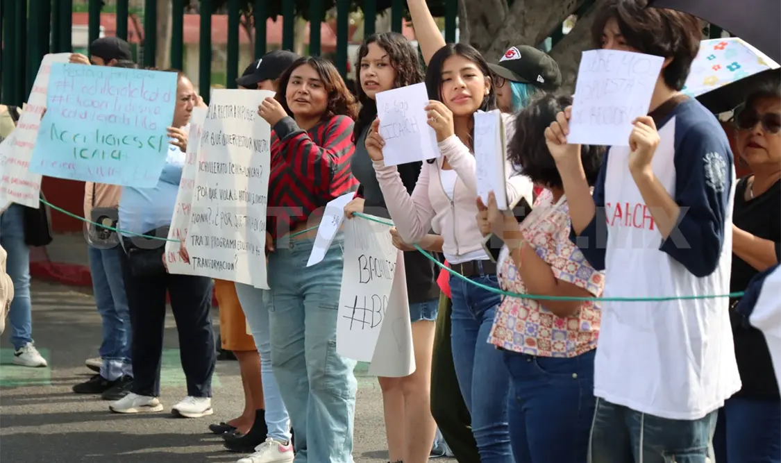 Hace unos días, padres y alumnos del bachillerato se manifestaron para pedir que no se cierre la institución. Diego Pérez / CP