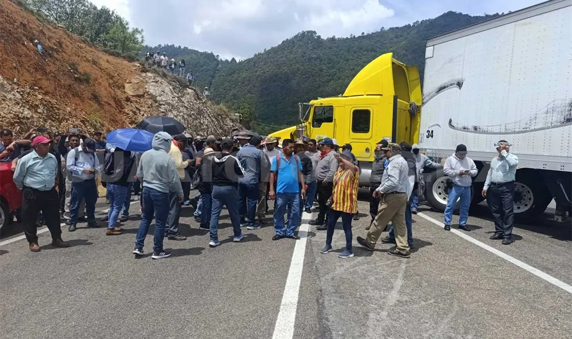 Maestros bloquearon la entrada de la vía rápida San Cristóbal-Tuxtla Gutiérrez. Elio Henríquez / CP