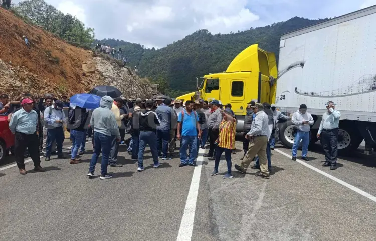 Maestros bloquean carretera de cuota por cinco horas
