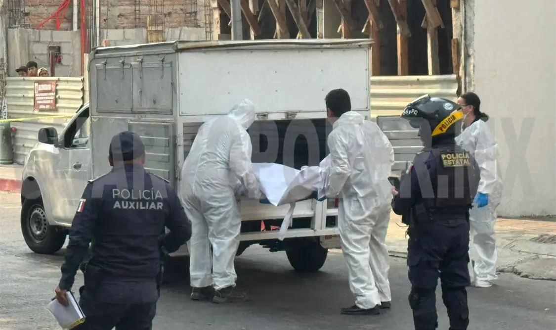 Estaba ahorcado de un pasamanos en la vía pública