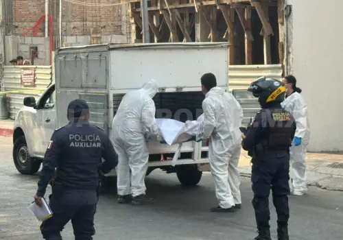 Estaba ahorcado de un pasamanos en la vía pública