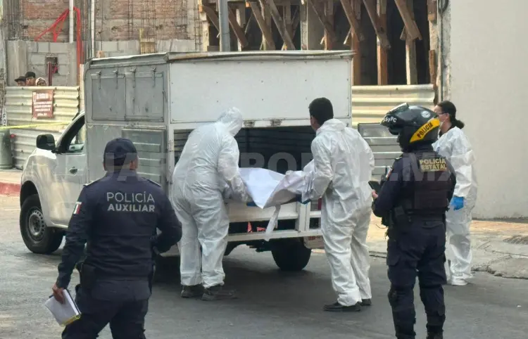 Estaba ahorcado de un pasamanos en la vía pública