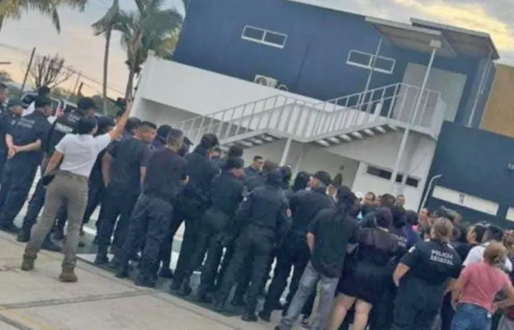 Policías se declaran en paro técnico