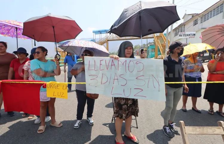 Bloquean vialidad ante corte de energía de CFE
