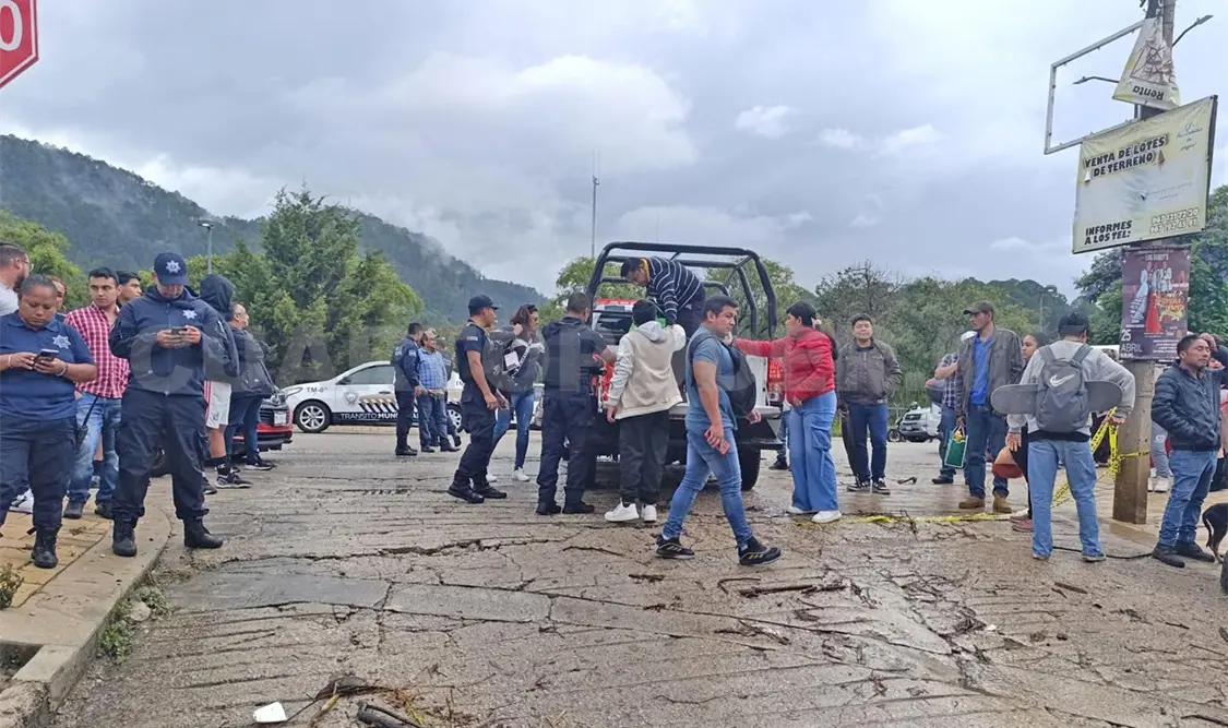 La policía municipal tuvo que garantizar transporte a causa de la situación. Elio Henríquez / CP