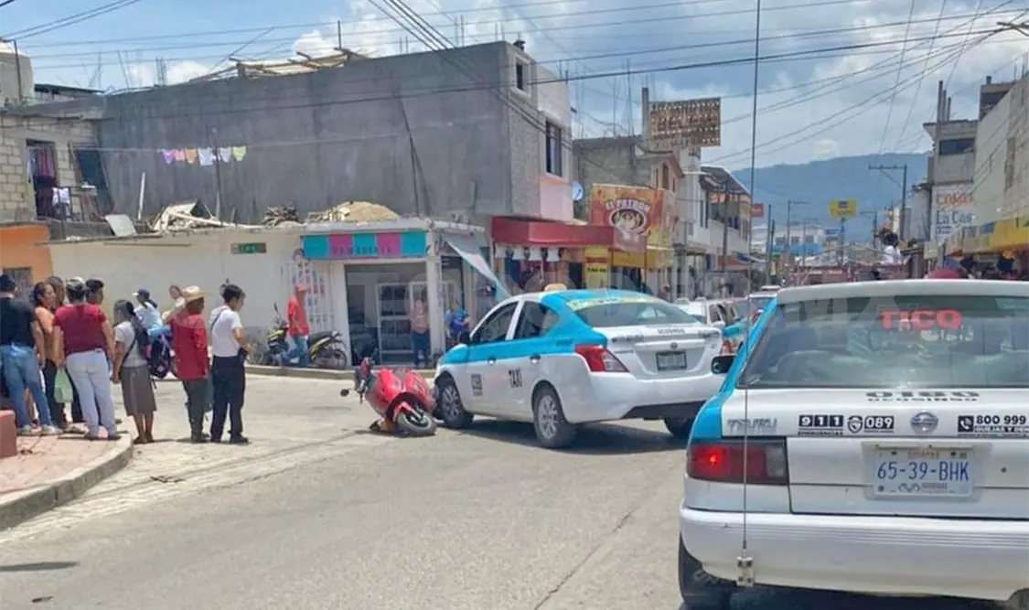 El ruletero embistió al conductor de una moto que acabó policontundido. Genaro Sánchez / CP