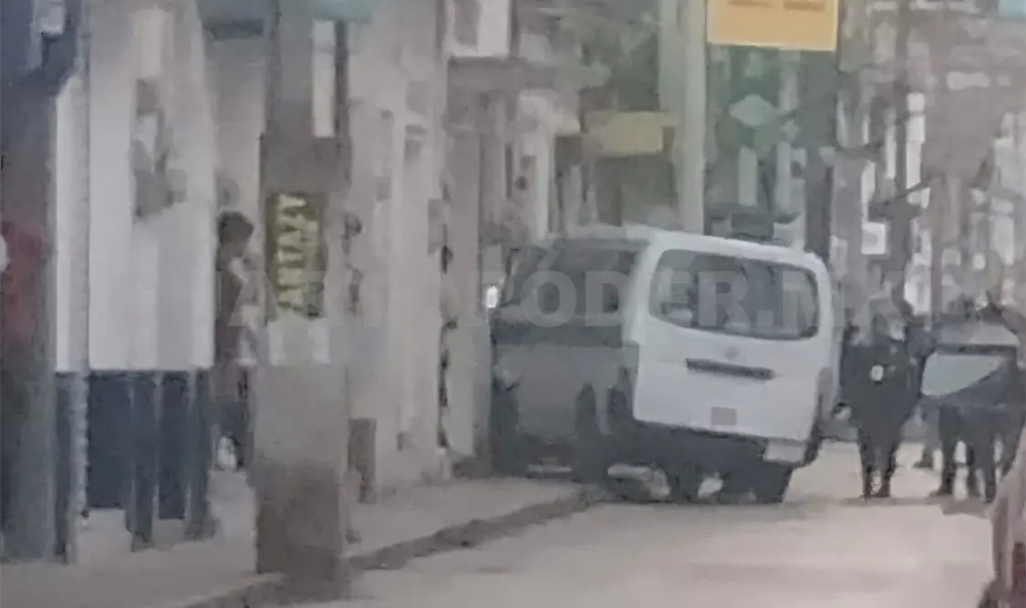 Se quiso meter con todo y su colectivo a un establecimiento. El chofer ebrio fue detenido por la Policía Municipal. Genaro Sánchez / CP