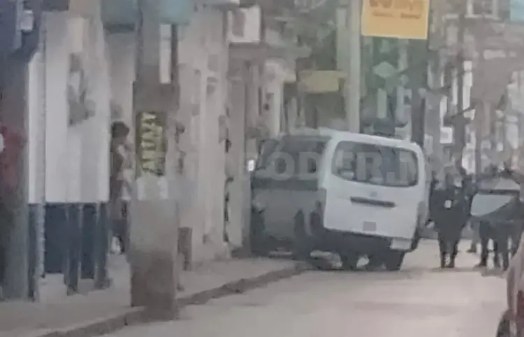 Combi casi se mete por completo a un negocio