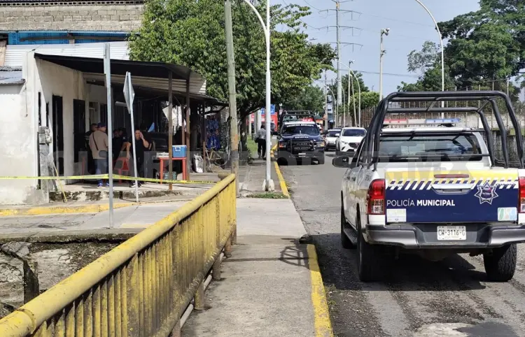 Transeúnte cae de escaleras en colonia y pierde la vida