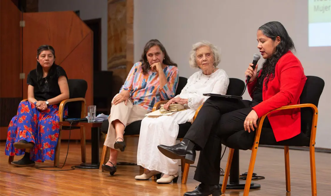El Premio Cervantes 2014 se dijo muy honrada de participar en el conversatorio y recordó a la autora de Balún Canán. El Universal