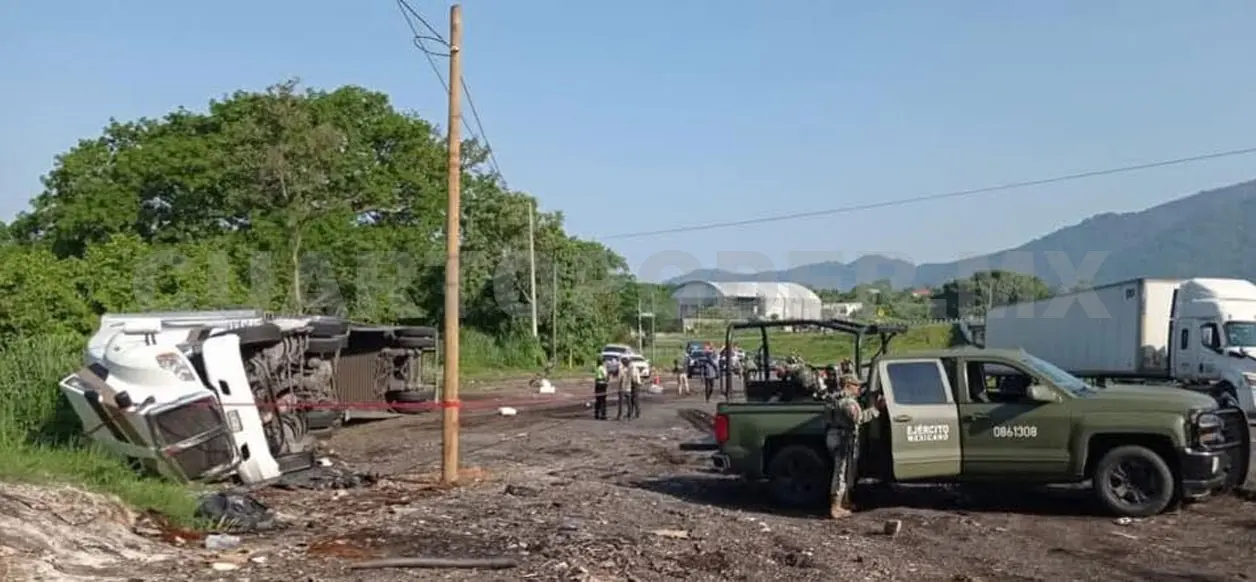 Supuestamente el conductor se quedó dormido al volante y perdió el control del tractocamión. Víctor Sánchez / CP