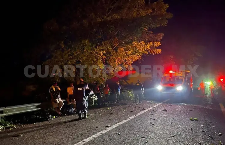Solo daños en choque de tráileres en la Costera