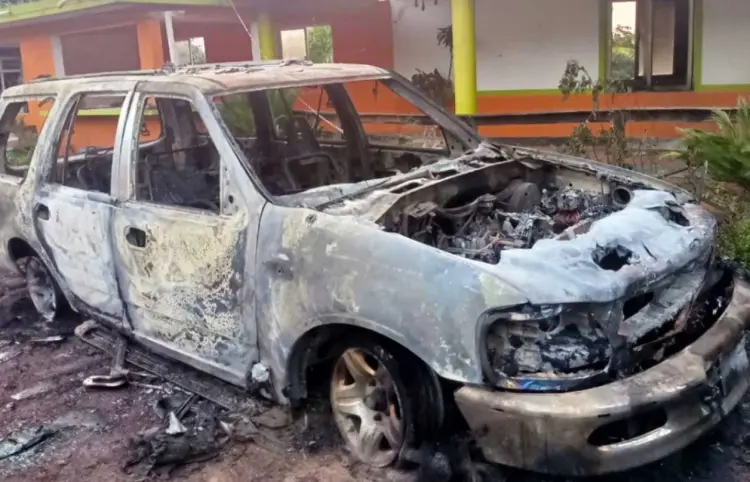 Incendian auto y casa de campaña de candidato