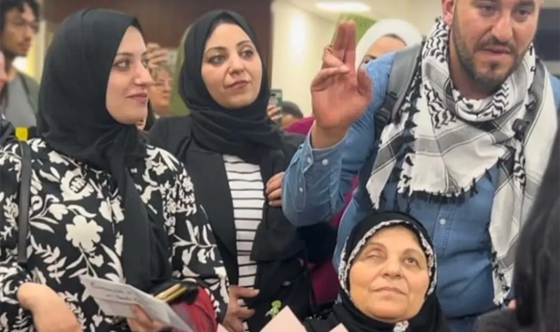 En el aeropuerto los recibieron con ropa, despensa, comida, abrazos y consignas. El Universal