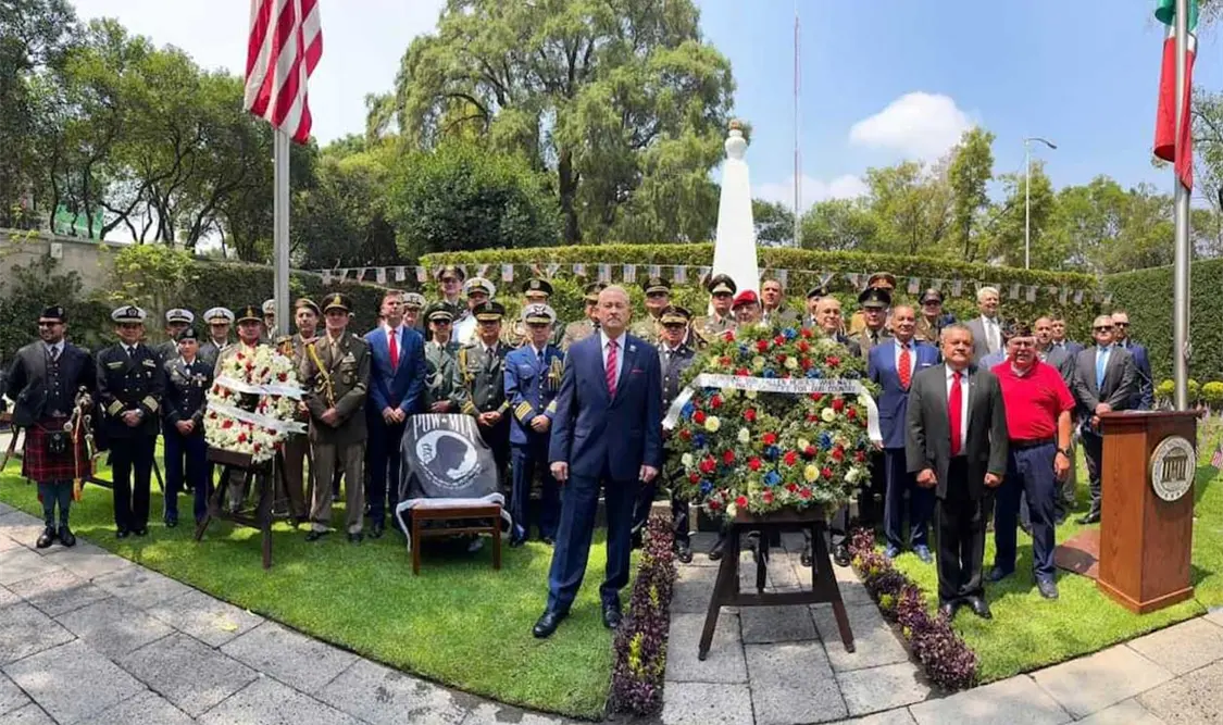Embajador de EE. UU. en México honra a militares fallecidos en el Memorial Day. Cortesía