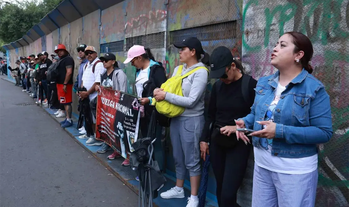 Maestros de la CNTE protestan en el INE y exigen diálogo directo con Claudia Sheinbaum. El Universal