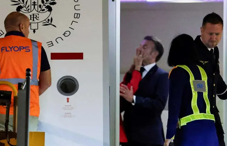 Macron recibe tremenda cachetada de su esposa