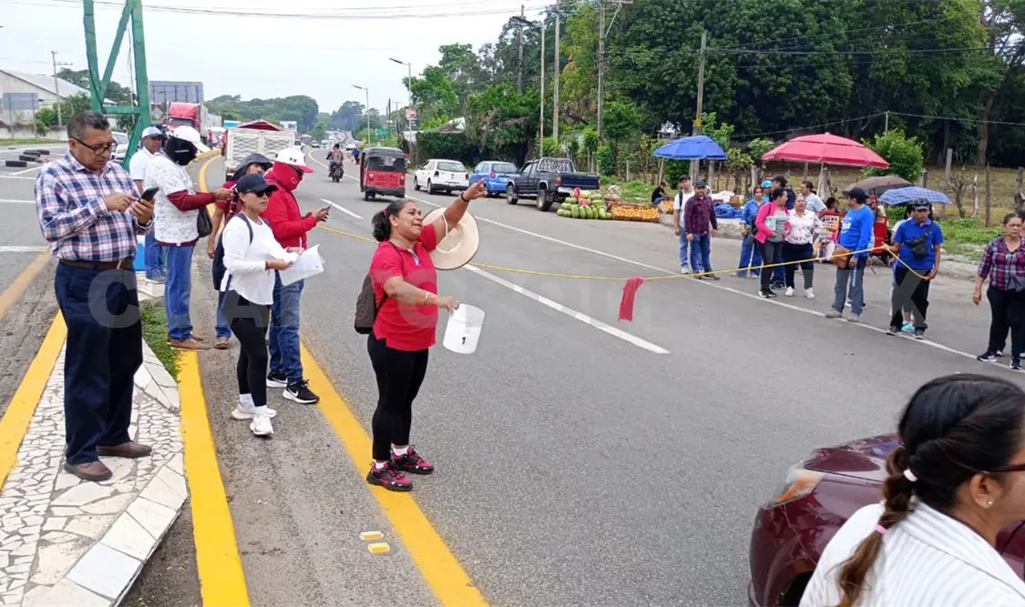 Durante cuatro horas los docentes efectuaron un boteo-bloqueo; entregaron volantes con información sobre el movimiento. Víctor Sánchez / CP