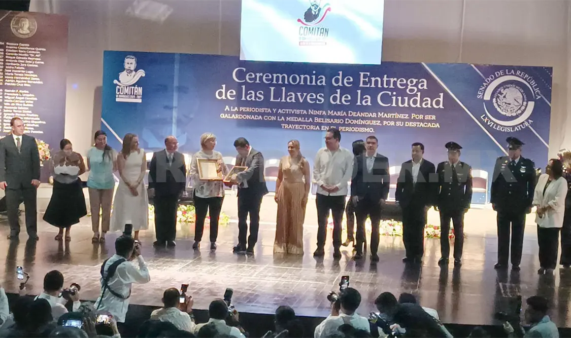 A la activista y periodista, Ninfa María Deándar Martínez, le entregan la Medalla Belisario Domínguez por su destacada trayectoria en el periodismo. Cortesía