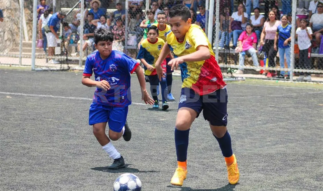 Los dos equipos lucharon hasta el final para llevarse la victoria en la cancha de Futbol Total. Cortesía