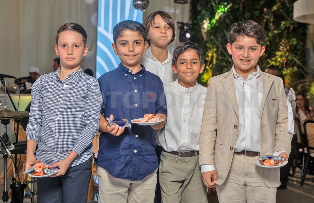 Hermanitos reciben la bendición de Dios