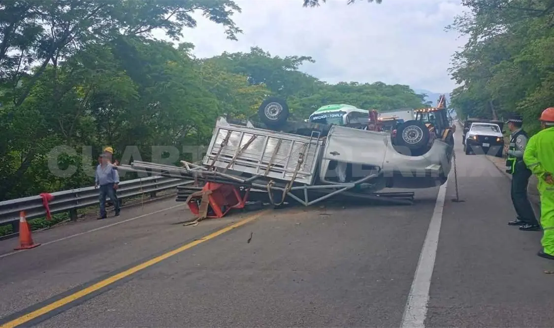 Al parecer la Nissan procedía de Arriaga y transportaba tubos de metal. Osman Toledo / CP