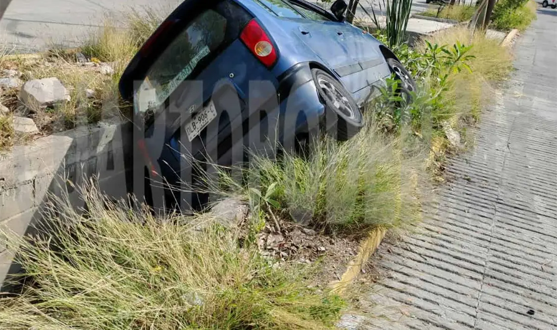 Auto compacto queda dentro de un canal
