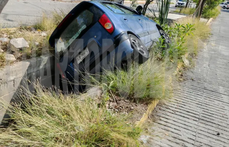 Auto compacto queda dentro de un canal