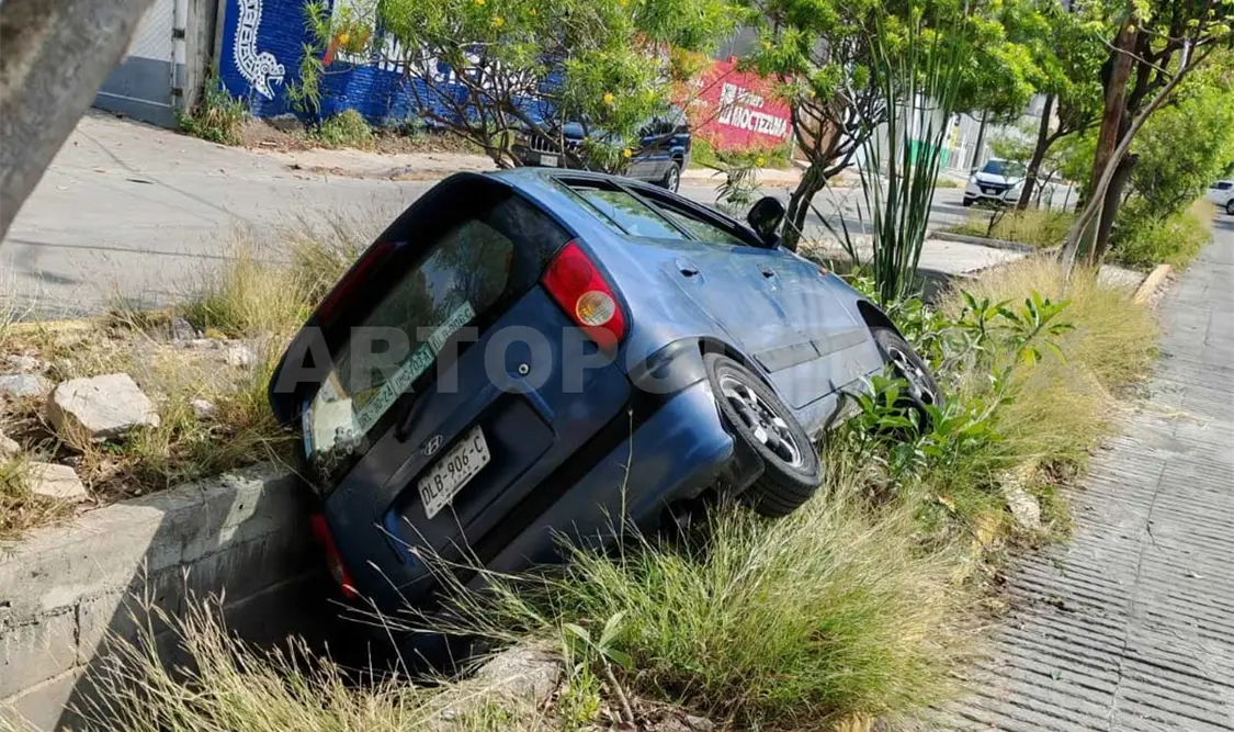 El Atos cayó en un canal de aguas negras y terminó atascado. Ulises Villalobos / CP