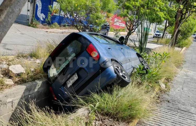 Auto compacto queda dentro de un canal