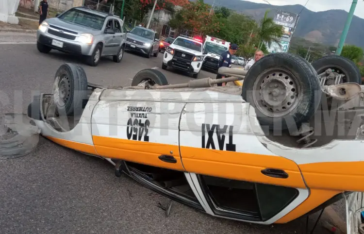 Vuelca taxi en la curva de El Migrante