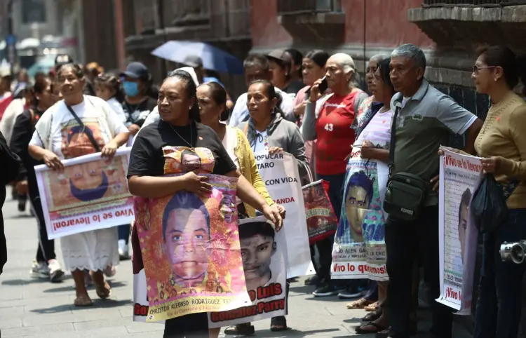 Recibe Claudia Sheinbaum a padres de normalistas