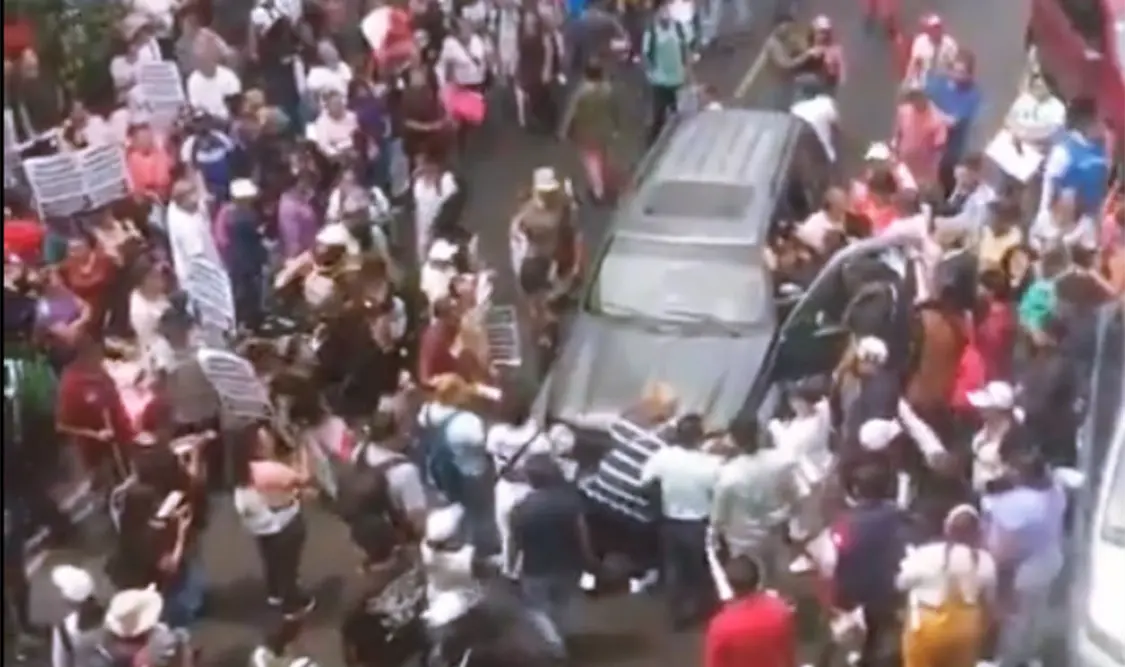 La CNTE que sigue realizando movilizaciones en CDMX hizo que un automovilista tratará de pasar por una de ellas, lo que desató una confrontación. El Universal