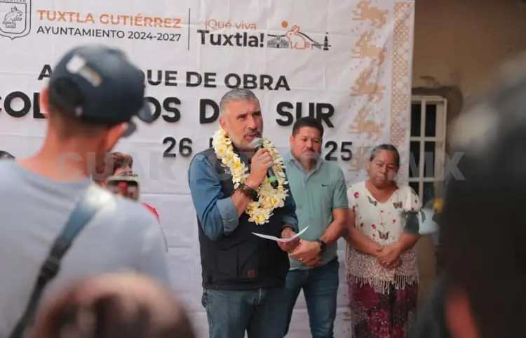 Una calle más en beneficio de las familias: Ángel Torres