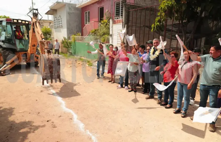 Iniciamos una calle más en beneficio de familias de Altos del Sur: Angel Torres