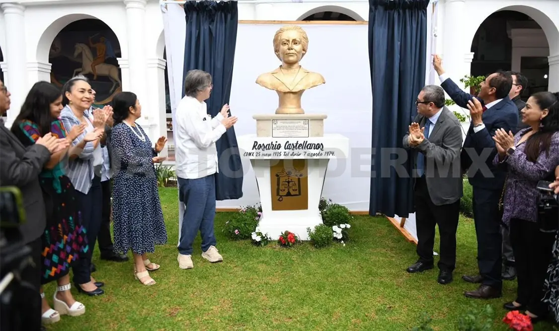 El busto de Rosario Castellanos fue develado en la Facultad de Derecho. Cortesía