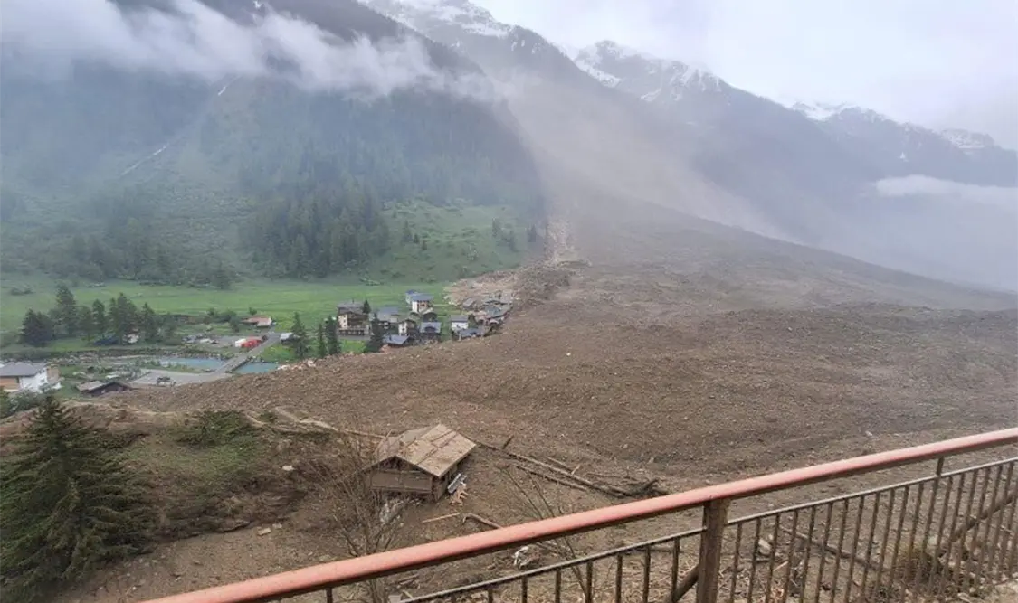 A causa del deslizamiento, muchas casas del pueblo fueron destruidas. Cortesía