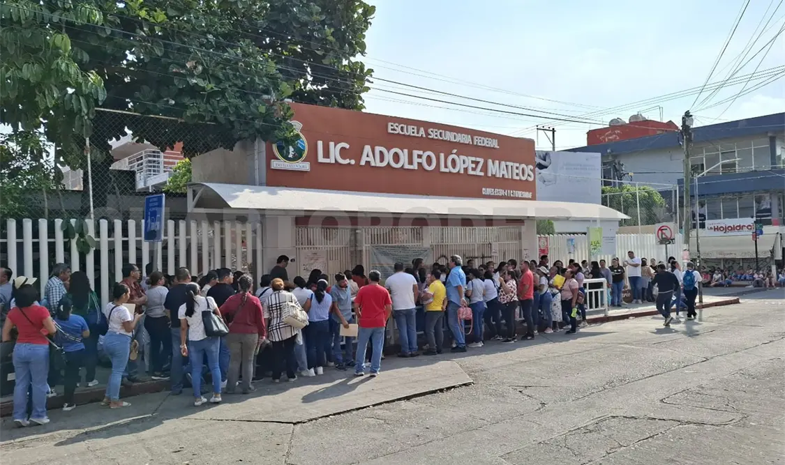 Los padres y madres de familia acompañaron a sus hijos para el examen y los esperaron al salir. William Chacón / CP