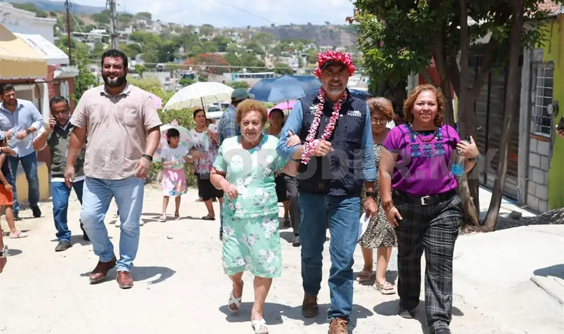 El alcalde capitalino dio el banderazo de arranque a los trabajos de pavimentación en la calle Cerro de la Cumbre. CP