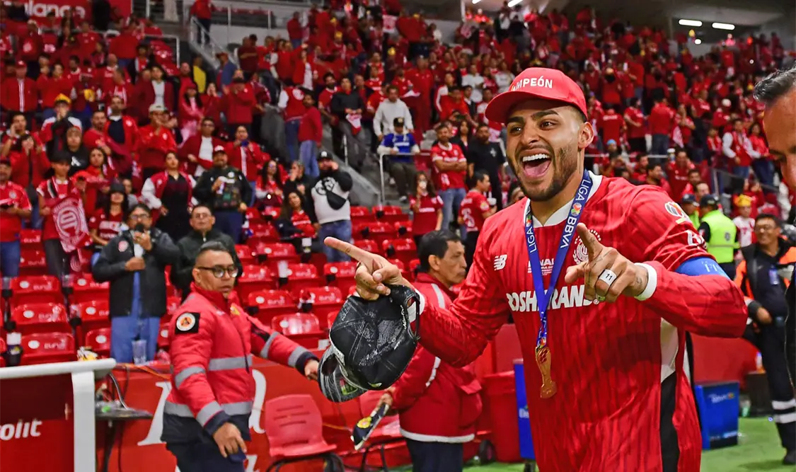 “Pon ‘Mi mayor anhelo’, es la (canción) que tenía el América”, dijo el goleador con una ligera sonrisa en el rostro, lo que provocó las risas de sus compañeros y enojo en los aficionados. Agencias
