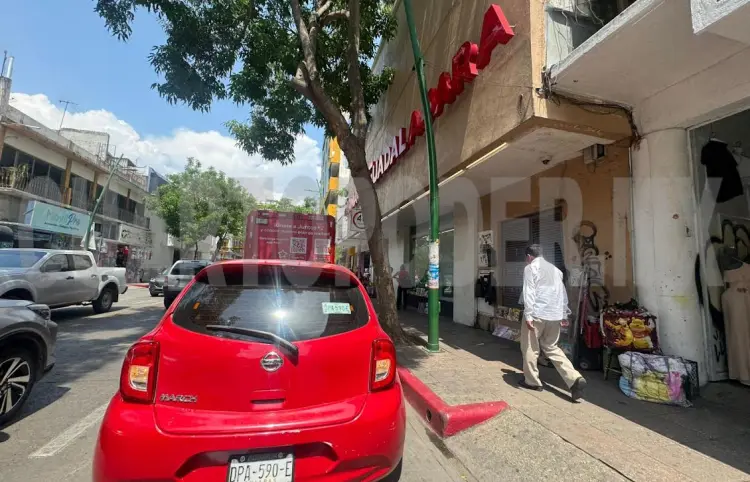 Asaltan farmacia y se llevan 25 mil pesos