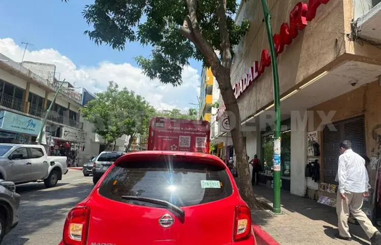 Asaltan farmacia y se llevan 25 mil pesos