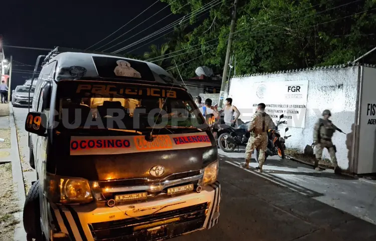 Aseguran armas dentro de un colectivo en retén