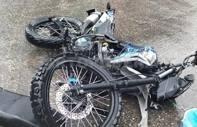Derrapa motociclista y termina raspado
