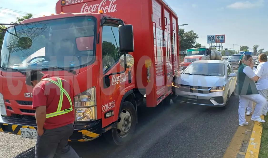 Camión refresquero choca en bulevar