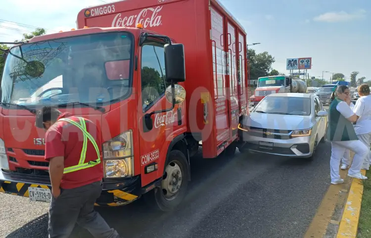 Camión refresquero choca en bulevar
