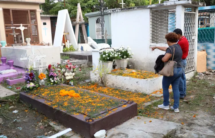 Abandono en el histórico panteón de Tuxtla