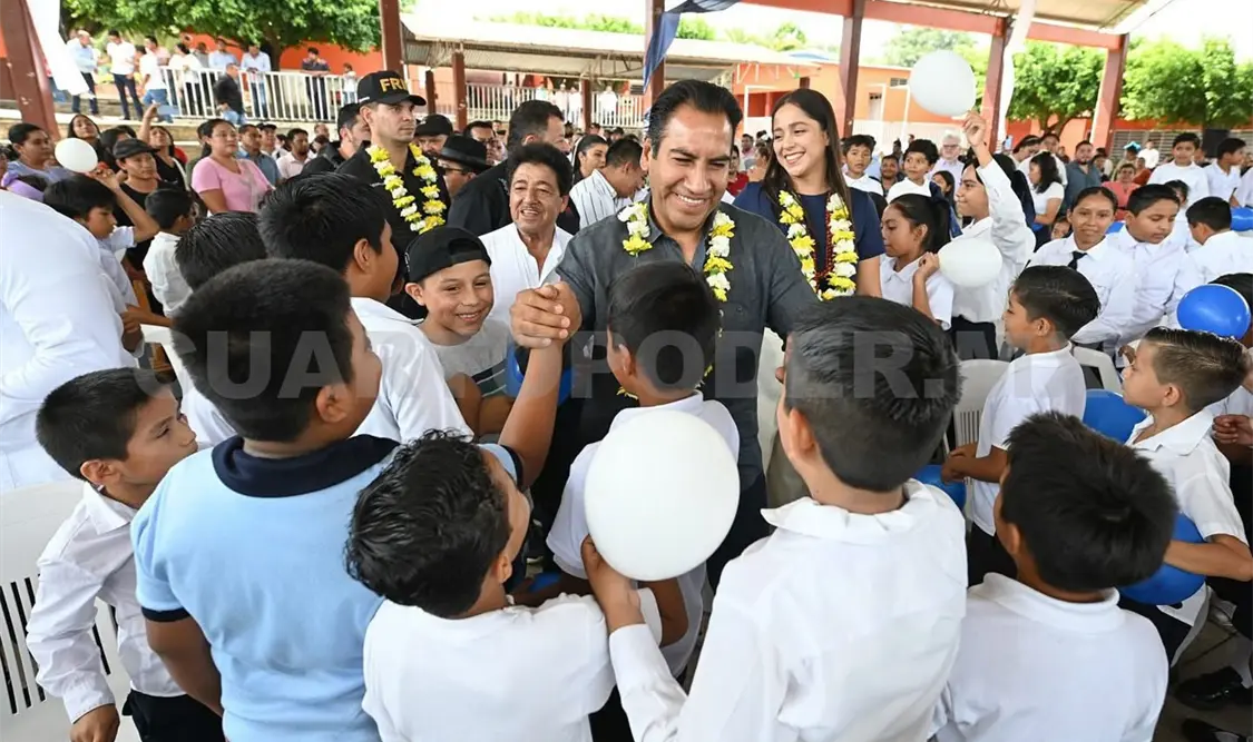 El mandatario convivió con niñas y niños de la escuela primaria 14 de Septiembre. Cortesía